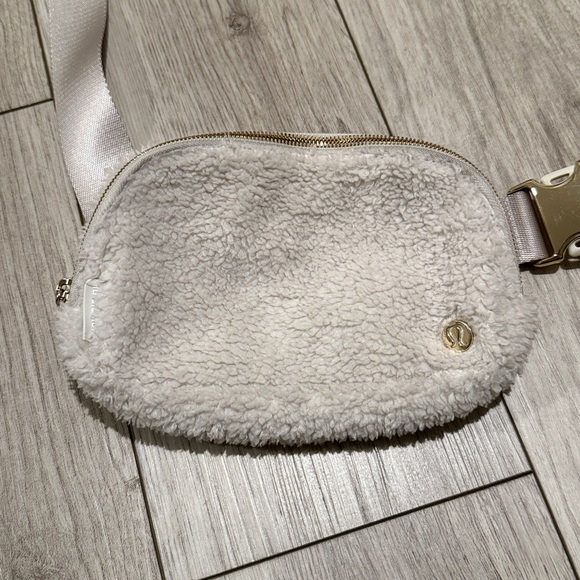 Lululemon Ivory Sherpa Belt Bag with Gold Accents - Picture 2 of 7